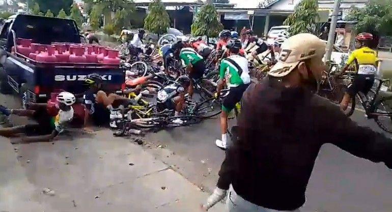 Puluhan Pembalap Sepeda Pra PON XII Tabrakan Beruntun Jelang Finish