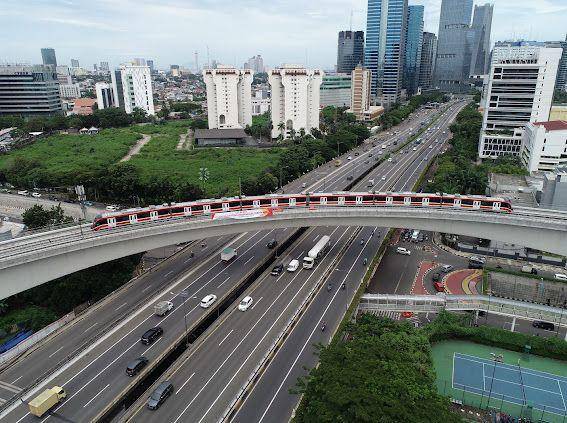 Rangkaian LRT Jabodebek melintasi longspan Kuningan. (dok. LRT Jabodebek)