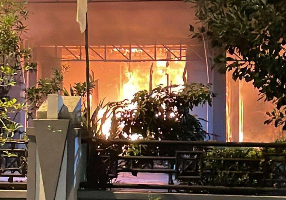 Kebakaran di Gedung BBPMP Jatim, Minggu (27/8/2023). Dok. Dinas Pemadam Kebakaran dan Penyelamatan Kota Surabaya.
