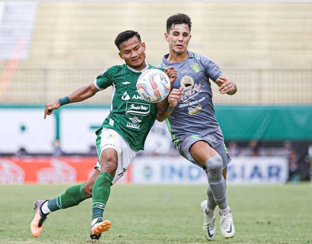 Penyerang sayap Persebaya, Bruno Moreira (kanan) saat berduel dengan pemain PSS Sleman. Instagram @officialpersebaya.