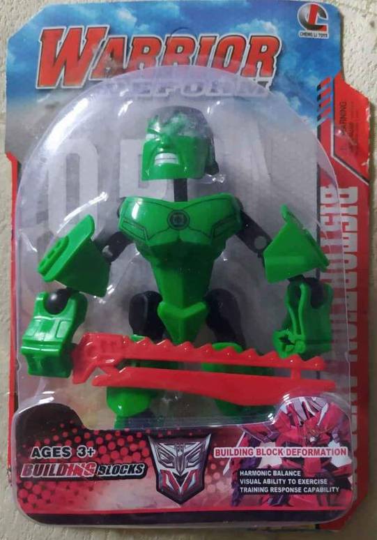 potret mainan Transformers bergabung dengan karakter lain (reddit.com/user/beartrapinuwu)