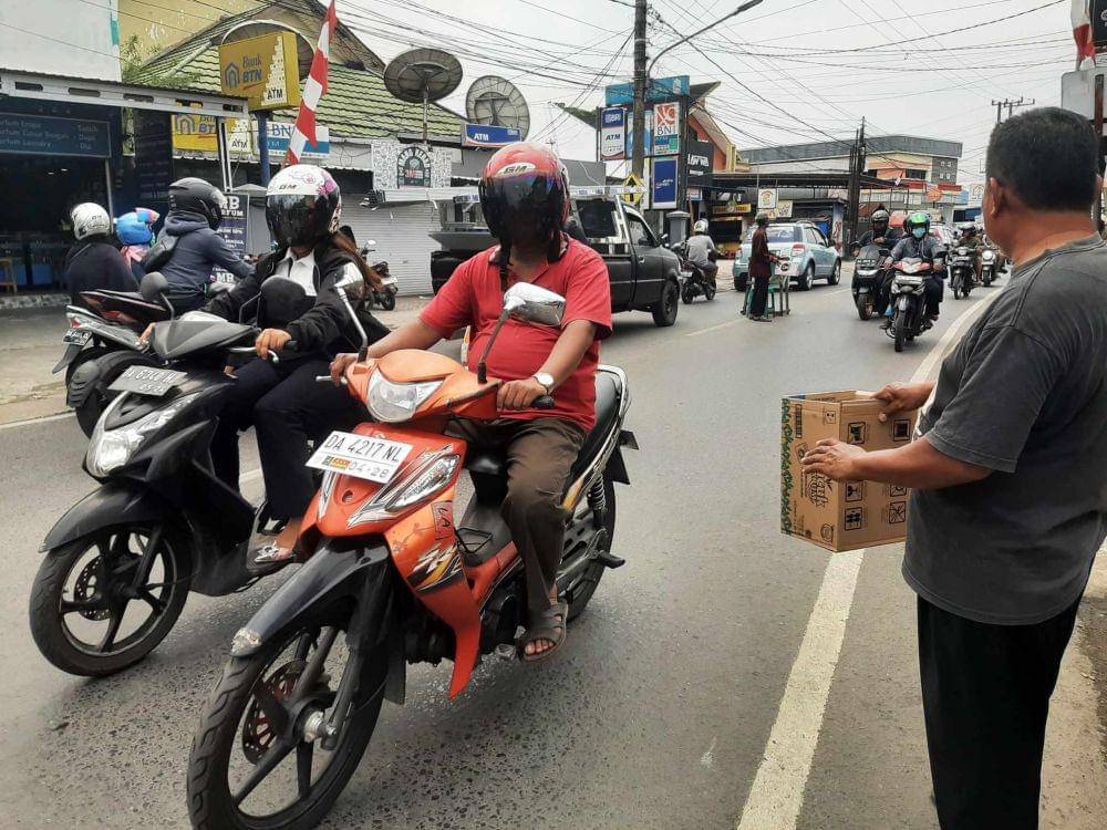 Aktivitas warga Banjarmasin di Jalanan.