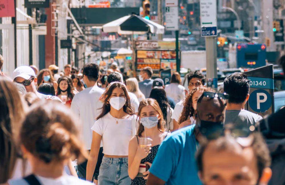 Orang menggunakan masker(unsplash.com/@yoavaziz)