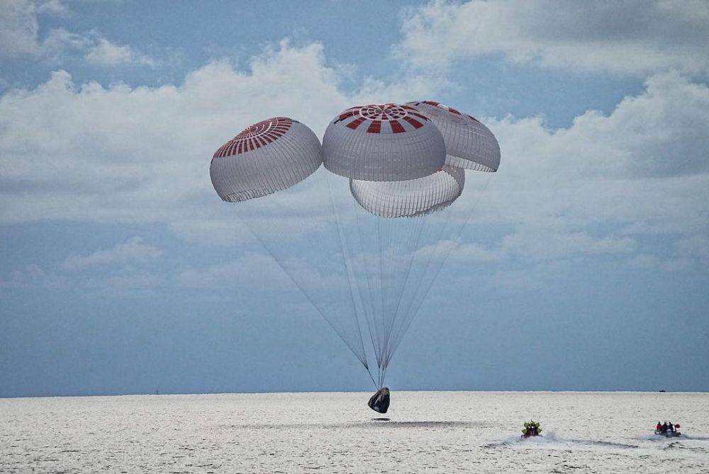 Pesawat Dragon dalam misi Inspiration4 berhasil mendarat di laut (18/11/2021). (instagram.com/spacex)