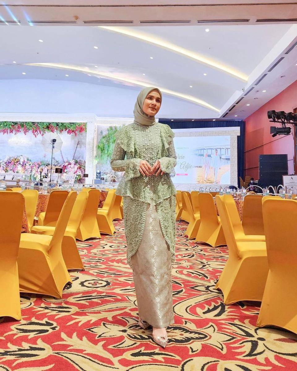 Kebaya Sage Green. (instagram.com/dwihandaanda)