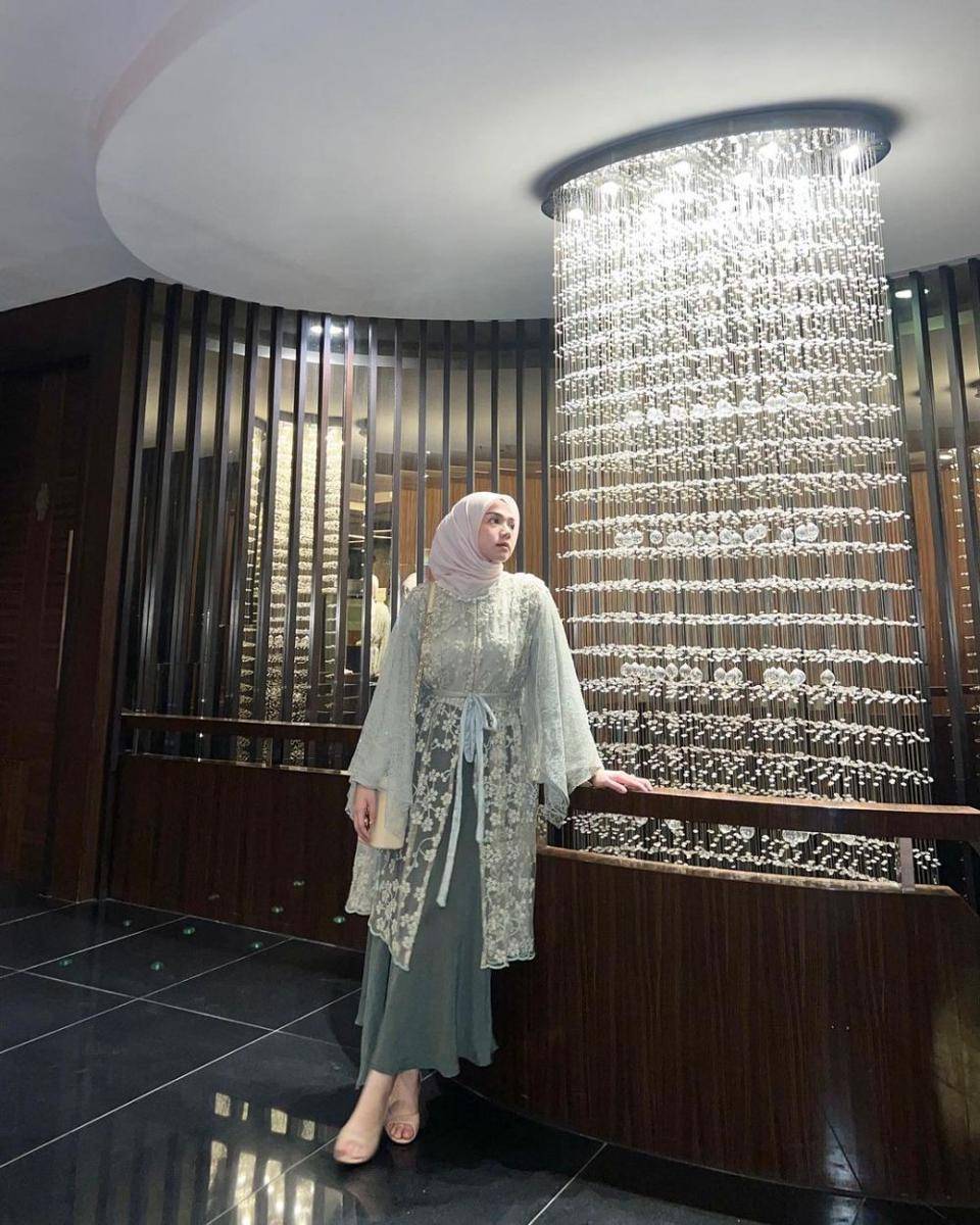 Kebaya sage green. (instagram.com/alfisrg)