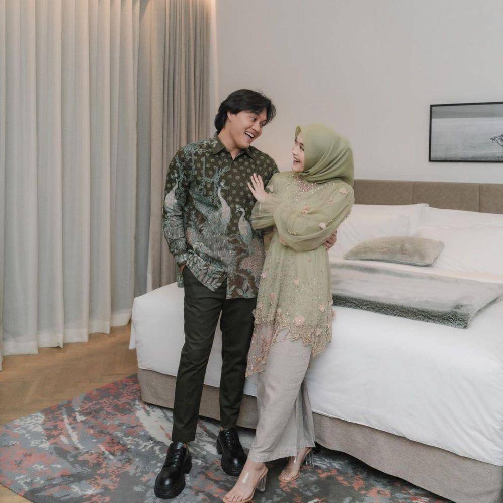 Kebaya sage green. (instagram.com/putridelinaa)