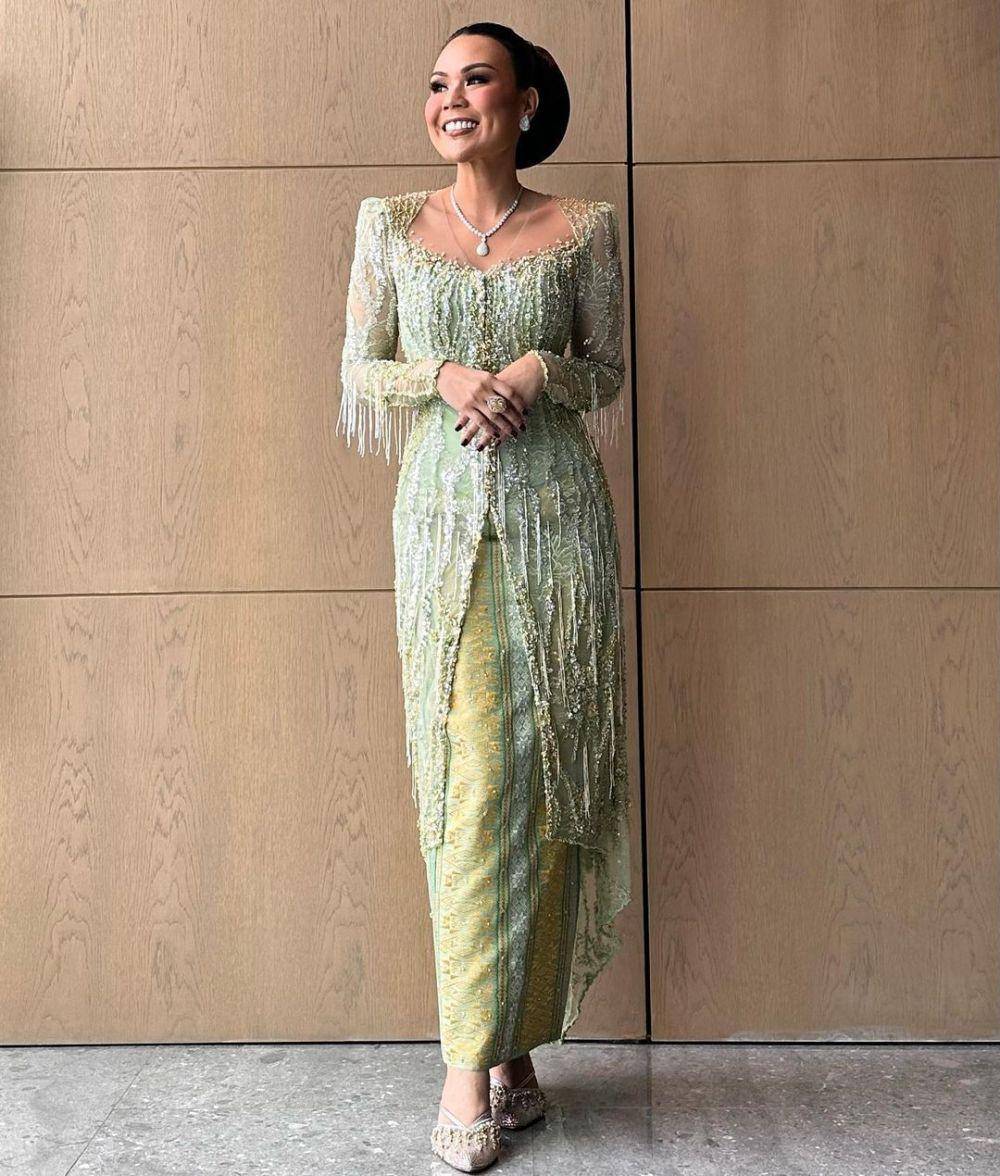 Kebaya sage green. (instagram.com/pettyhasibuan)
