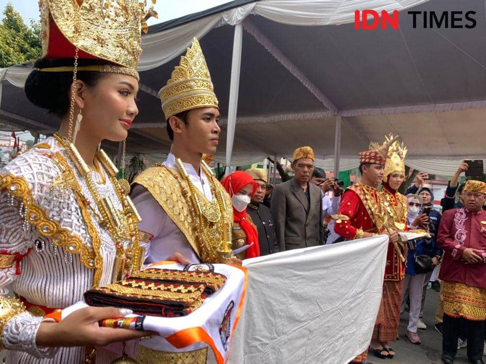 Balas pantun pada Kirab Bendera Pemilu 2024 Bandar Lampung. (IDN Times/Rohmah Mustaurida)