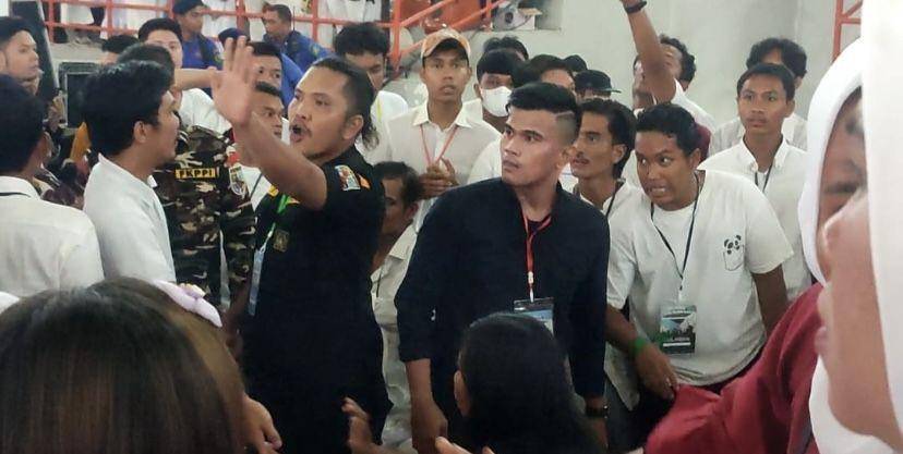 Suasana saat seorang perempuan melempar sendal dan air mineral ke Presiden Joko Widodo (Dok. Istimewa)