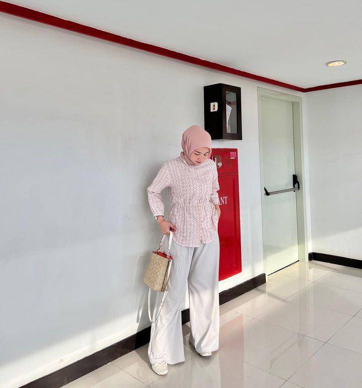 OOTD hijab minimalis (instagram.com/alfisrg)
