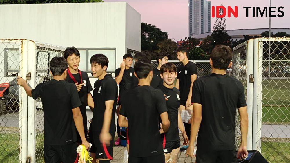 Korea Selatan U-17 saat latihan di Lapangan B GBK, Senin (28/8/2023). (IDN Times/Tino).
