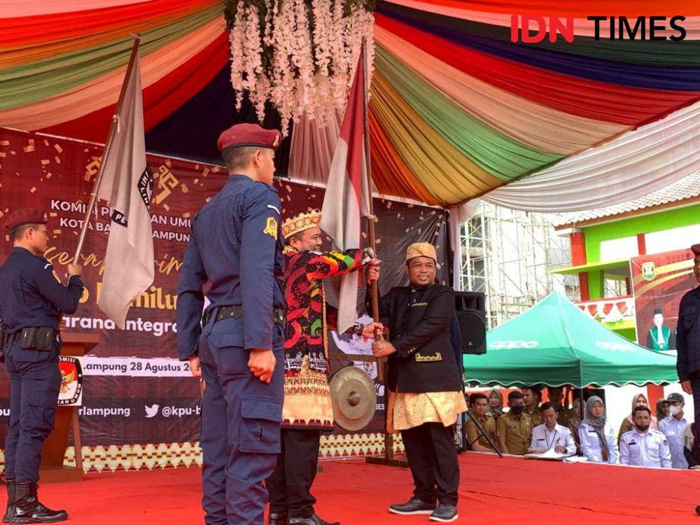 Penyerahan bendera Kirab Bendera Pemilu 2024 Bandar Lampung. (IDN Times/Rohmah Mustaurida)