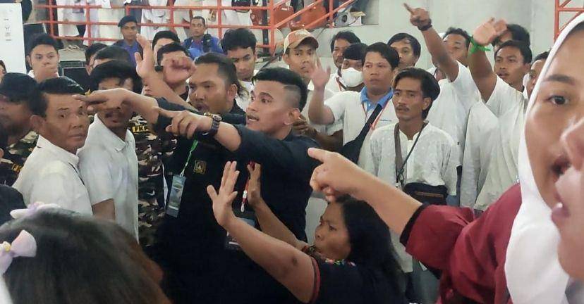 Suasana saat seorang perempuan melempar sendal dan air mineral ke Presiden Joko Widodo (Dok. Istimewa)