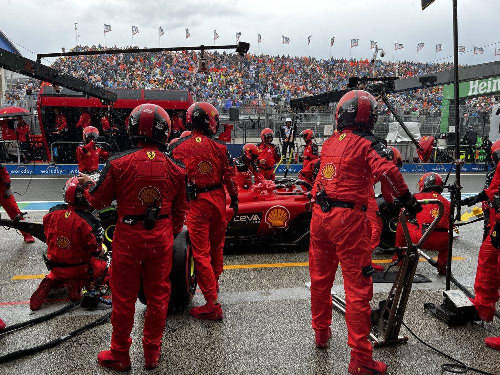Charles Leclerc dan mobilnya berada di pit box pada lap kedua balapan GP Belanda 2023. (twitter.com/ScuderiaFerrari)