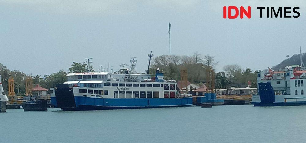 Kapal penyebeangan di Pelabuhan Lembar Lombok Barat. (IDN Times/Muhammad Nasir)