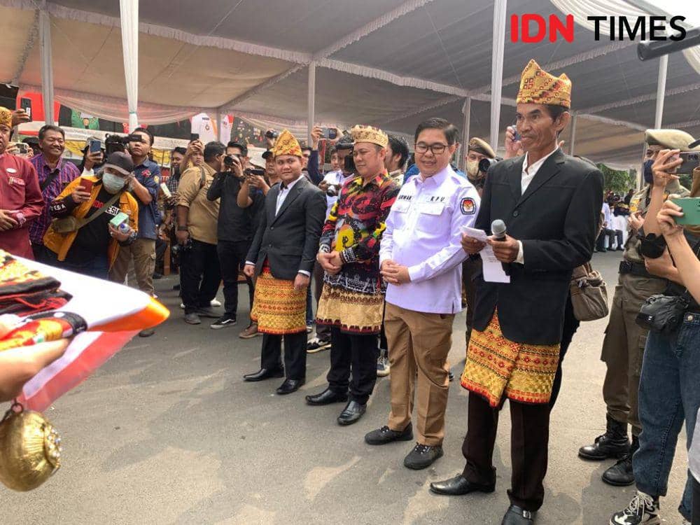 Berbalas pantun Kirab Bendera Pemilu 2024 Bandar Lampung. (IDN Times/Rohmah Mustaurida)