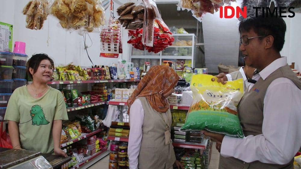 Warga dapat dengan mudah menemukan beras berkualitas dengan harga murah pada pengecer di pasar tradisional di Kalbar. (IDN Times/Istimewa).
