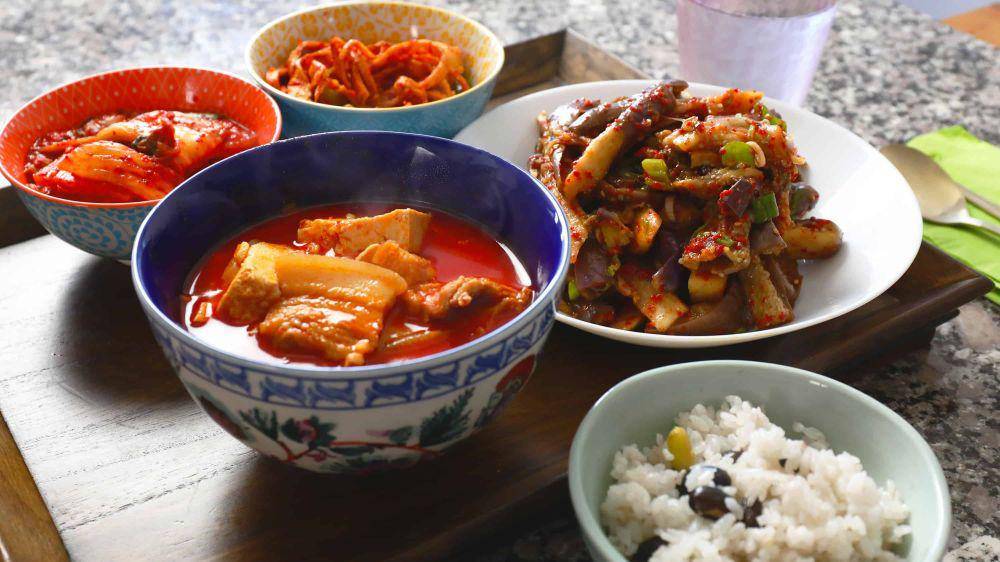 Potret Dwaejigogi-jjigae khas Korea (maangchi.com)