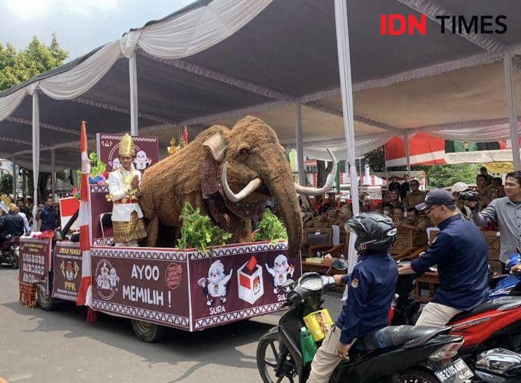 Sampai di Balam, Kirab Bendera Pemilu 2024 Kental Tradisi Lampung