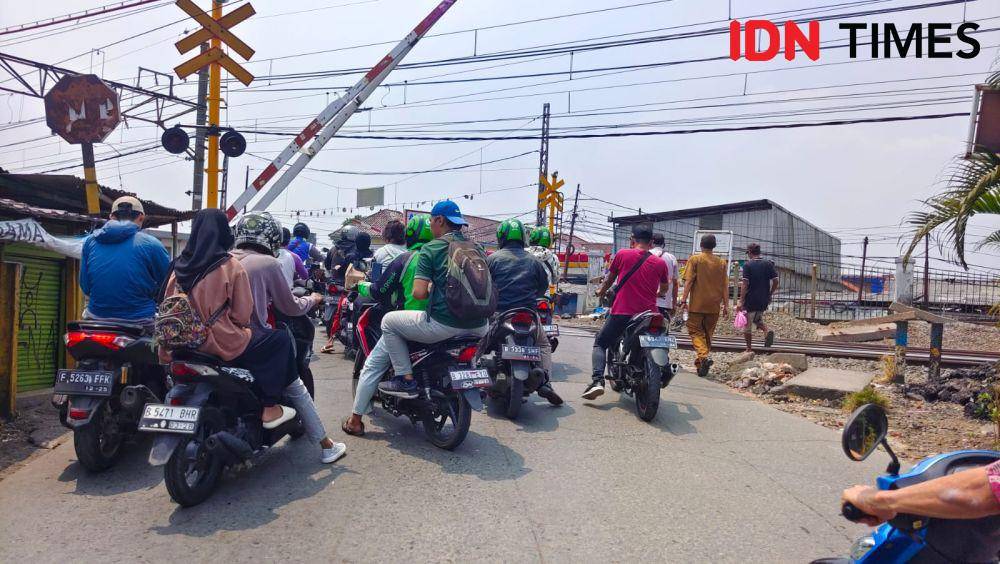 Pintu rel kereta api listrik di dekat Stasiun Citayam, Jalan Raya Citayam, Cipayung, Kota Depok. (IDNTimes/Dicky)