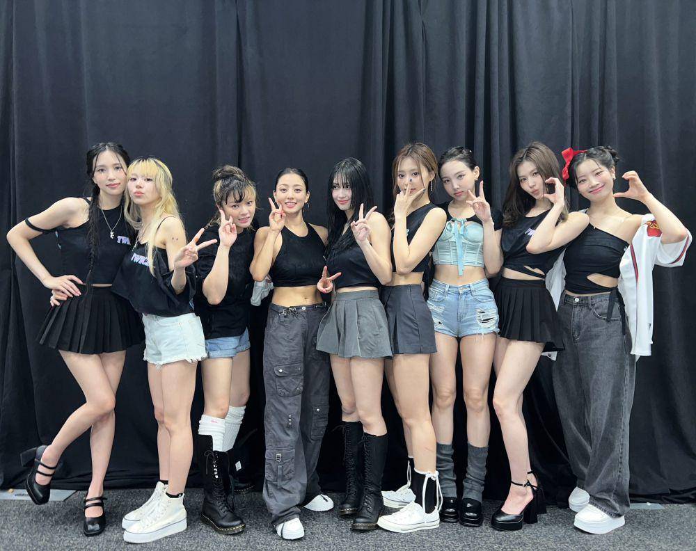 potret TWICE (twitter.com/JYPETWICE)
