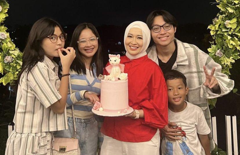 7 Potret Okie Agustina Rayakan Ulang Tahun ke-41 sama Anak dan Bestie