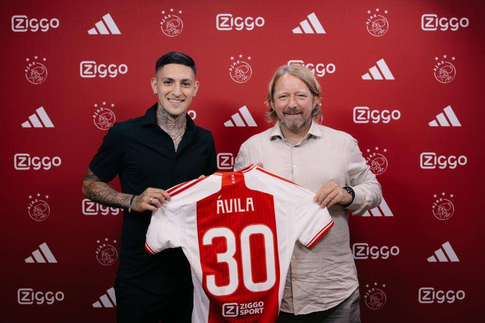 Gaston Avila (kiri) (twitter.com/AFCAjax)