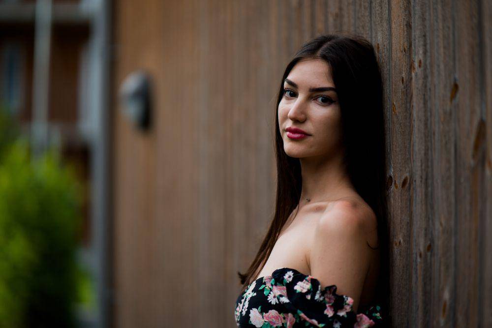 ilustrasi wanita serius (unsplash.com/Ian Edokov)