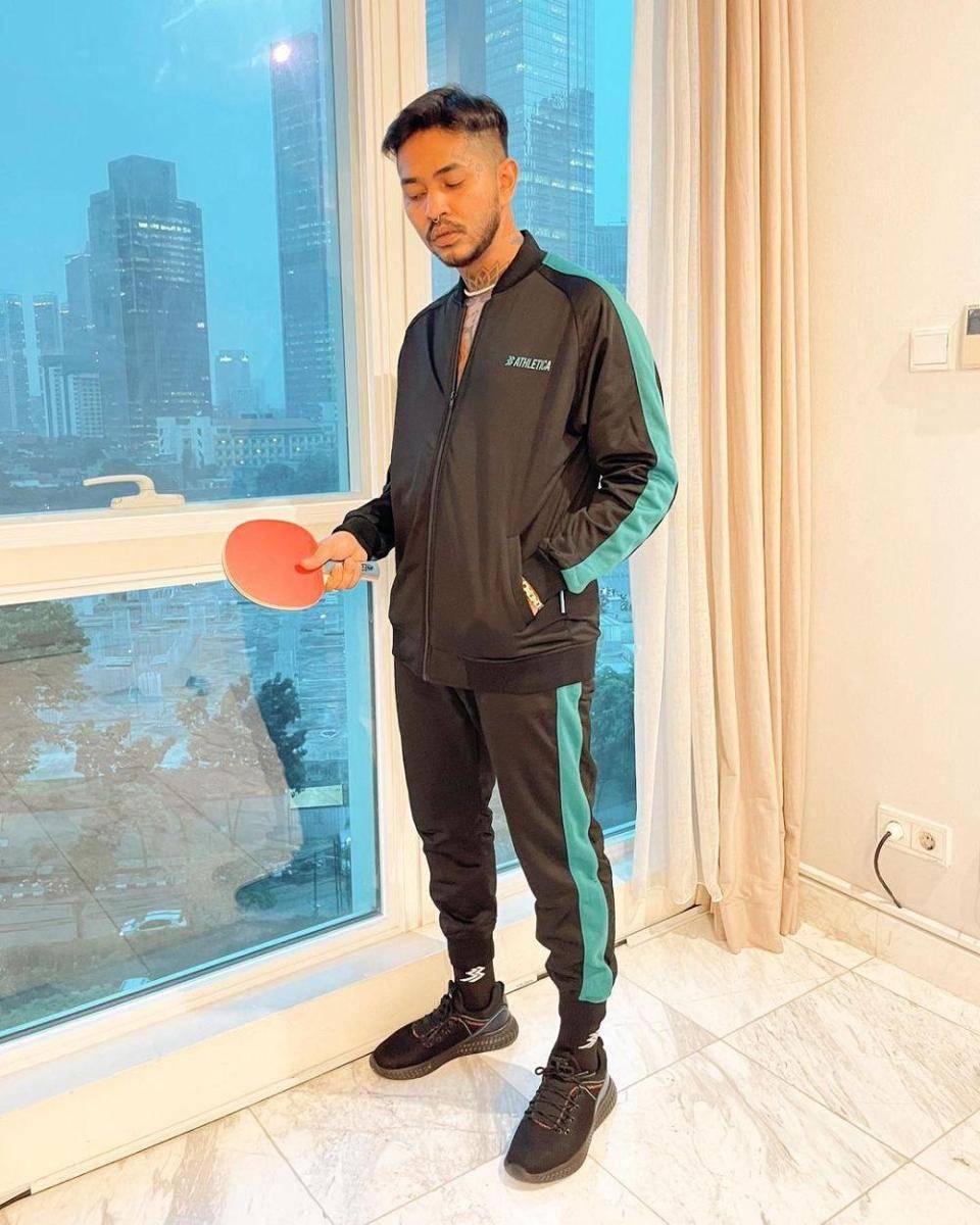 gaya nyentrik Onadio Leonardo (instagram.com/onadioleonardo_official)
