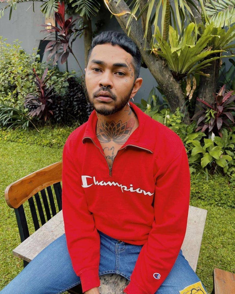 gaya nyentrik ala Onadio Leonardo (instagram.com/onadioleonardo_official)