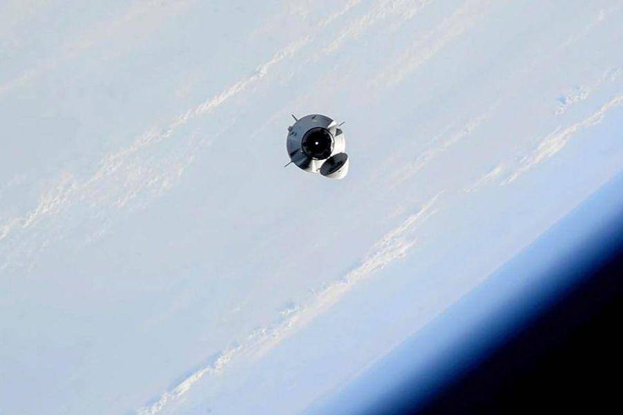 Pesawat Dragon SpaceX membawa astronaut Crew-6 NASA ketika akan berlabuh ke ISS (03/03/2023). (instagram.com/spacex)