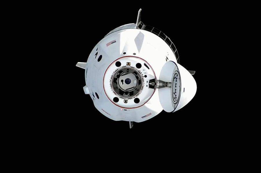 Pesawat Dragon SpaceX membawa astronaut Crew-6 NASA ketika akan berlabuh ke ISS (03/03/2023). (instagram.com/spacex)