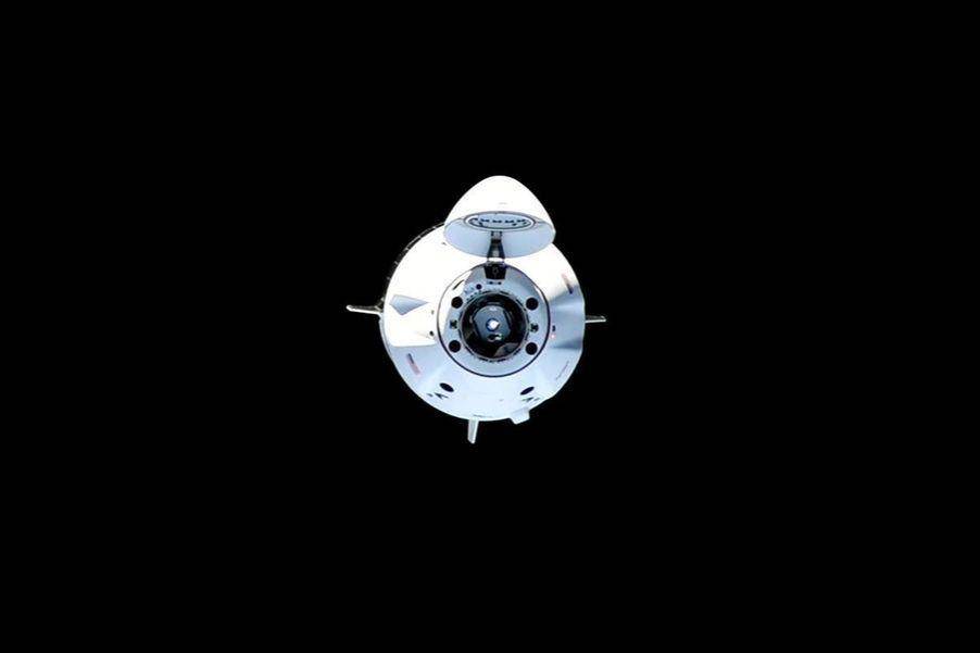 Pesawat Dragon SpaceX membawa astronaut Crew-6 NASA ketika akan berlabuh ke ISS (03/03/2023). (instagram.com/spacex)