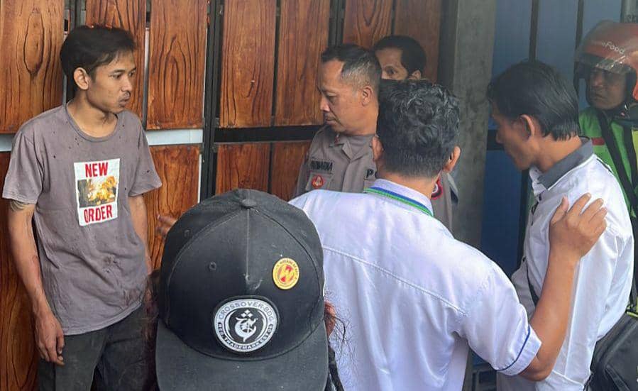 Tiyo, pelaku penganiayaan terhadap penjual warmindo diamankan oleh petugas. (Dok. Polres Bantul)