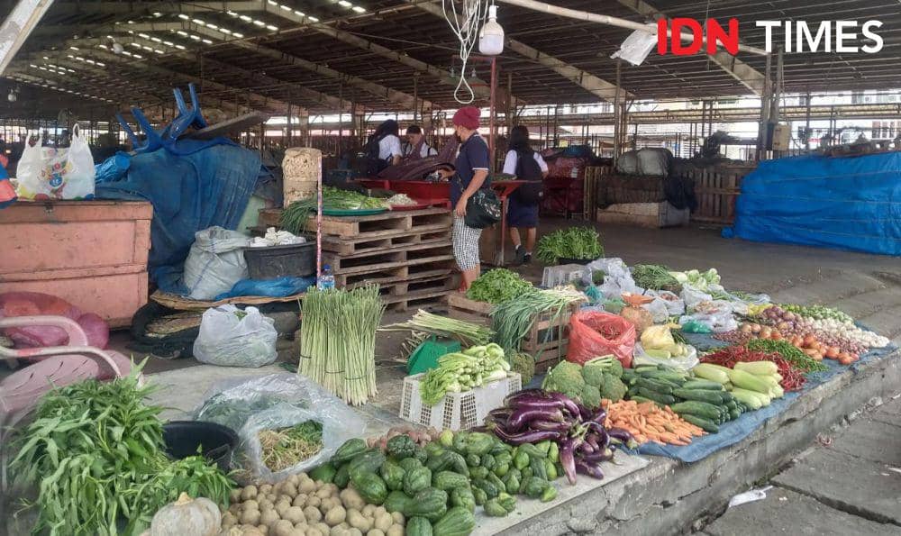 Bahan-bahan pokok yang dijual di pasar MMTC (IDN Times/Eko Agus Herianto)