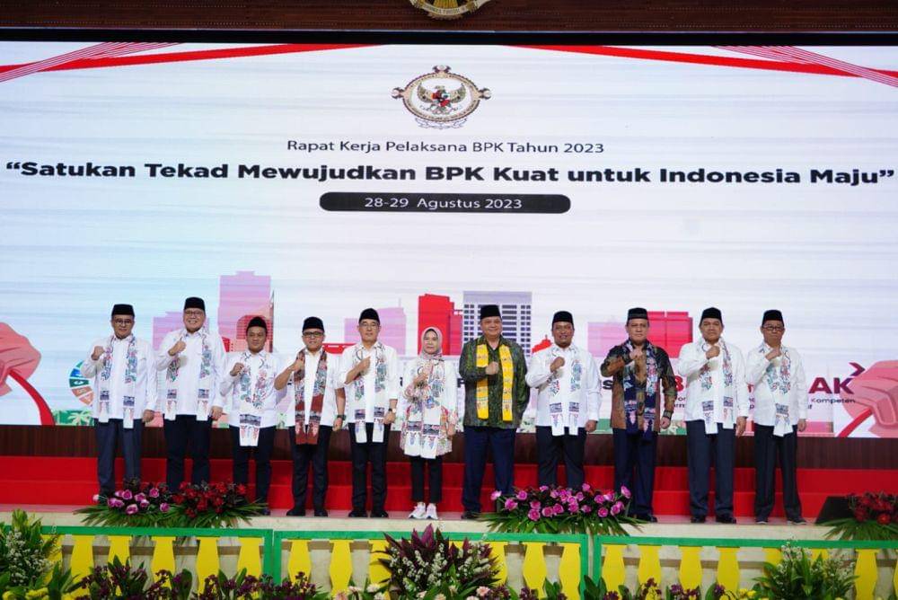 Rapat Kerja Pelaksana BPK RI Tahun 2023, Senin (28/08), yang dihadiri Menko Bidang Perekonomian Airlangga Hartarto, ketua dan para anggota BPK RI, Ketua Komisi Pemberantasan Korupsi, dan Menteri Pendayagunaan Aparatur Negara dan Reformasi Birokrasi. (Dok. Golkar)