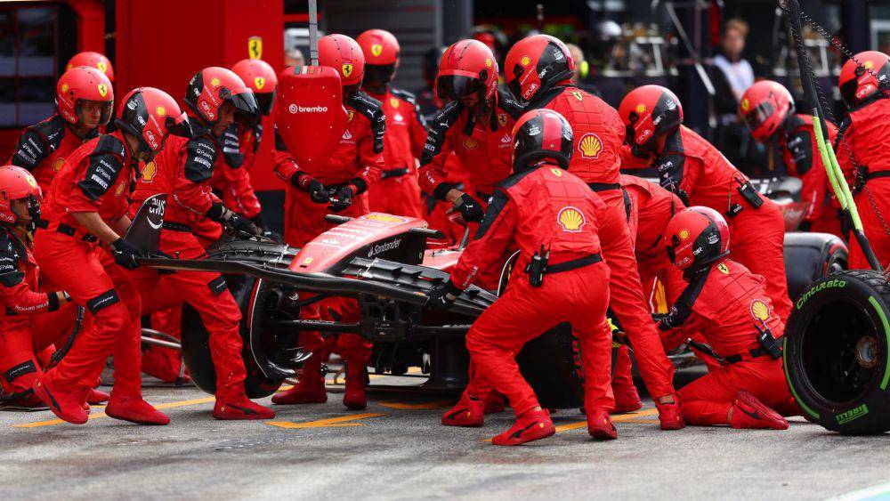 Kru Ferrari melakukan pergantian sayap pada mobil Charles Leclerc saat balapan GP Belanda 2023. (formula1.com)