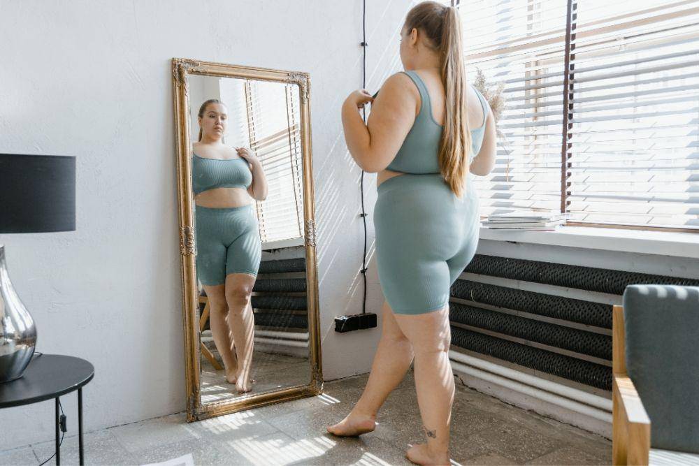ilustrasi cermin full body (pexels.com/MART PRODUCTION)