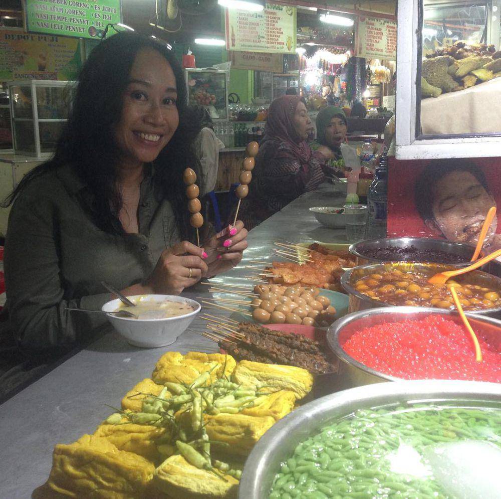 Lioiner tahu kuning dan aneka sate di Pasar Blauran Surabaya. Instagram/hastabali