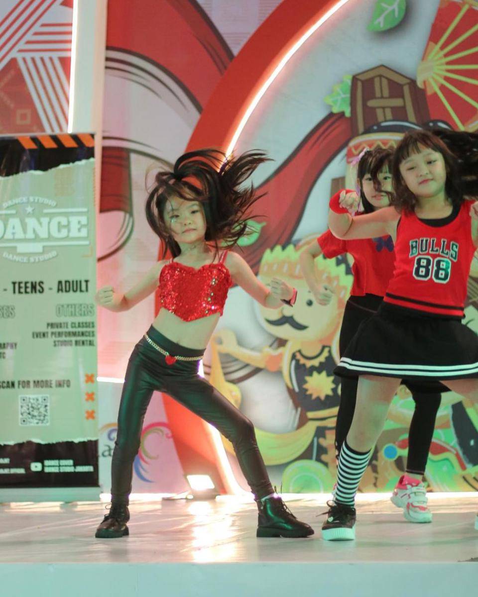 potret Mirabelle Tiffany perform dance cover (instagram.com/margareth_angelina)