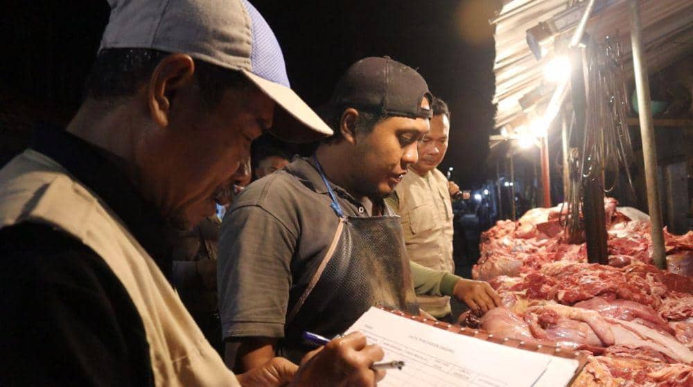 RPH Surabaya saat menemukan daging sapi gelonggongan dari luar kota masuk Surabaya. (Dok. RPH Surya).