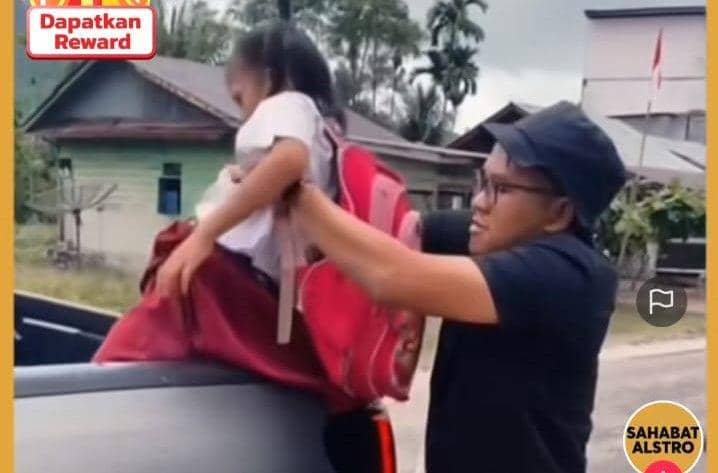 Viral Video Seorang Bapak Antar Pulang 3 Murid SD yang Jalan Kaki