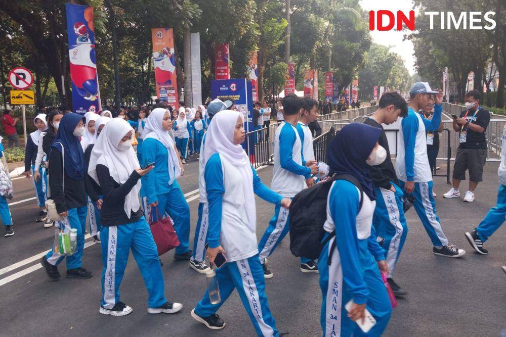 Anak-anak SMA di Jakarta meriahkan Piala Dunia Basket 2023. (IDN Times/Sandy Firdaus)