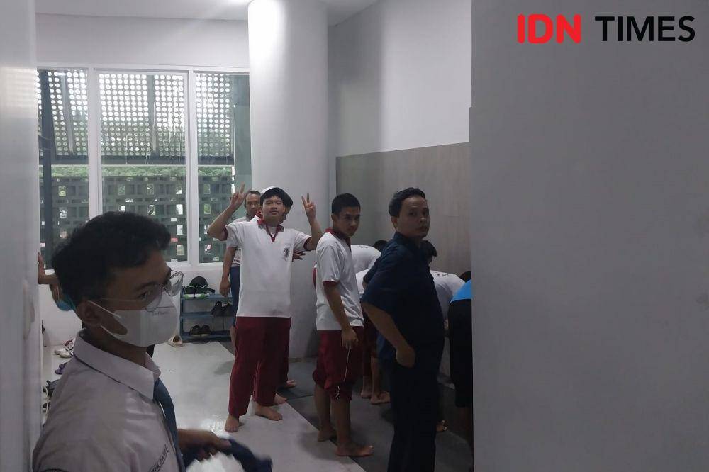 Anak-anak SMA di Jakarta meriahkan Piala Dunia Basket 2023. (IDN Times/Sandy Firdaus)