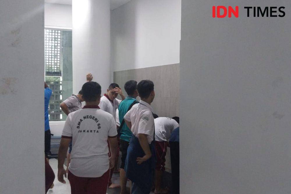 Anak-anak SMA di Jakarta meriahkan Piala Dunia Basket 2023. (IDN Times/Sandy Firdaus)