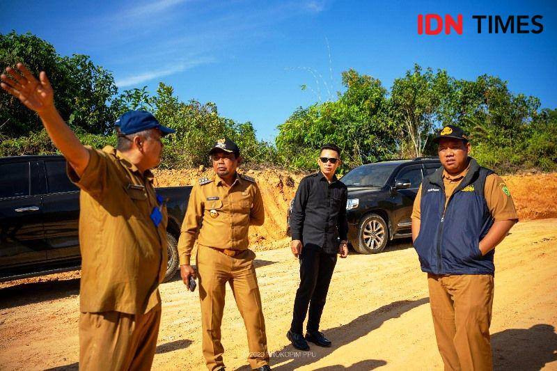 Bupati PPU Hamdam serta Asisten II Nicko Herlambang saat meninjau pembangunan jalan akses pendekat ke IKN (IDN Times/Ervan)