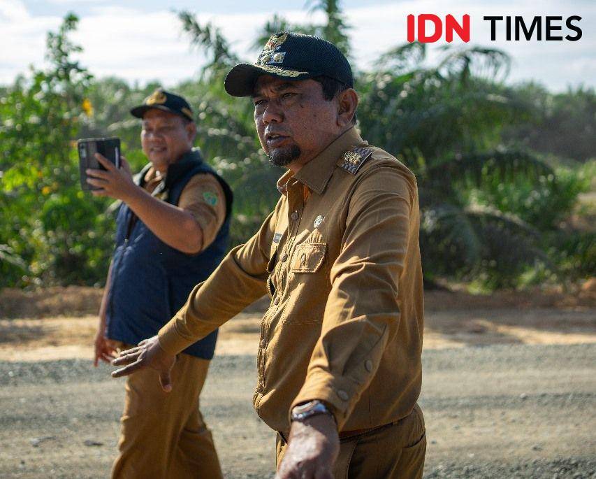 Bupati PPU Hamdam serta Asisten II Nicko Herlambang tinjau pembangunan jalan pendekat ke IKN (IDN Times/Ervan)