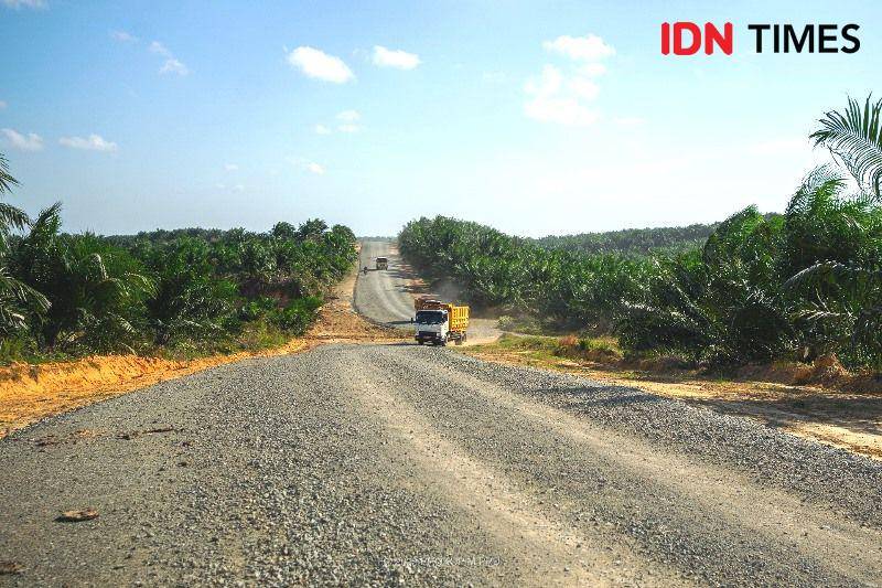 Jalan akses pendekat jalur logistik dan pelabuhan Benuo Taka KIB ke IKN (IDN Times/Ervan)
