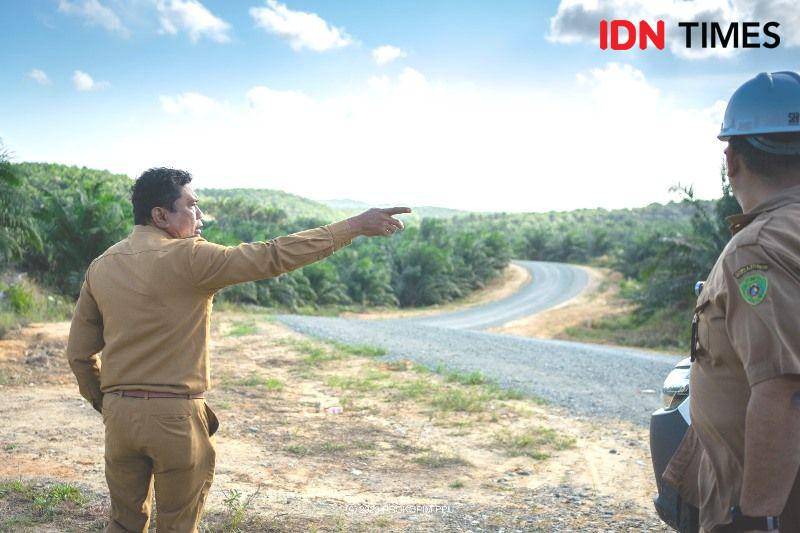 Bupati PPU Hamdam saat meninjau pembangunan jalan akses pendekat ke IKN (IDN Times/Ervan)